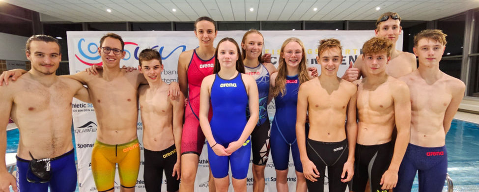 SSV Ulm Schwimmteam posiert gemeinsam auf Siegerpodest