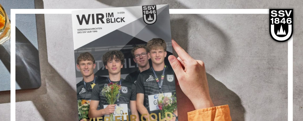 Cover der Wir im Blick - Vereinsmagazin des SSV Ulm 1846 e.V. wird in den Händen gehalten. Eine Hand blättert gerade die Zeitung auf.