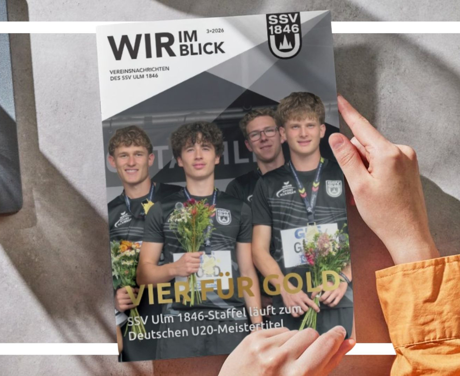 Cover der Wir im Blick - Vereinsmagazin des SSV Ulm 1846 e.V. wird in den Händen gehalten. Eine Hand blättert gerade die Zeitung auf.