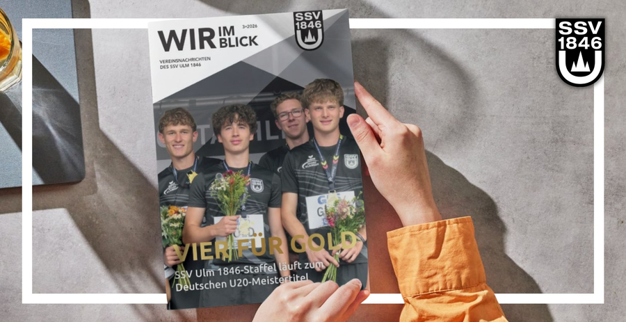 Cover der Wir im Blick - Vereinsmagazin des SSV Ulm 1846 e.V. wird in den Händen gehalten. Eine Hand blättert gerade die Zeitung auf.
