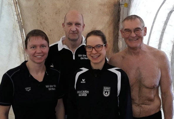 Vier Personen drei in Trainingsjacken mit Schriftzug SSV 1846 einer ohne Oberteil