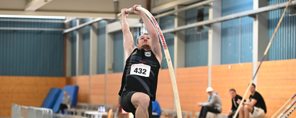 Athlete with bib 432 performing indoor pole vault