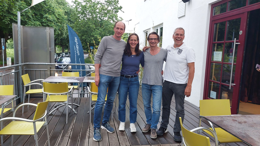 Abteilungsleitung Skisport Vier lächelnde Vereinsmitglieder vor Gründungsversammlung der Skisportabteilung