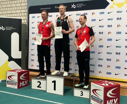 Gold für Hubert Kaltenegger Drei Athleten auf Siegerpodest mit Urkunden und Medaillen
