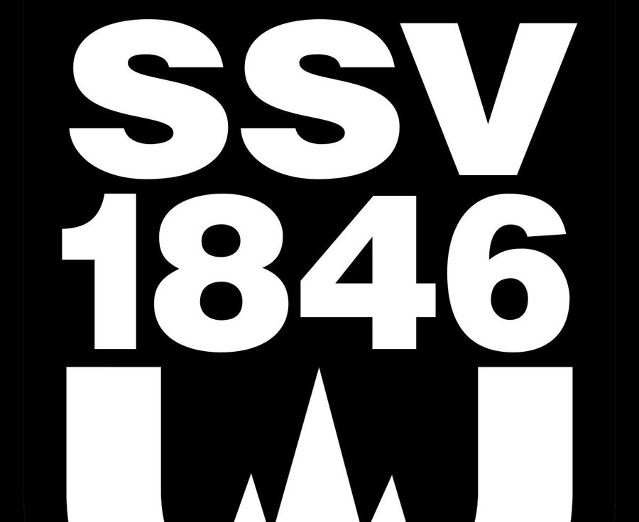 Schwarzes Schild mit SSV 1846 Schriftzug und stilisierter Bergspitze