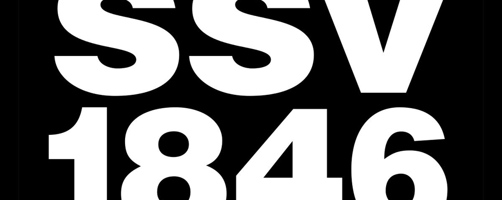 Schwarzes Schild mit SSV 1846 Schriftzug und stilisierter Bergspitze