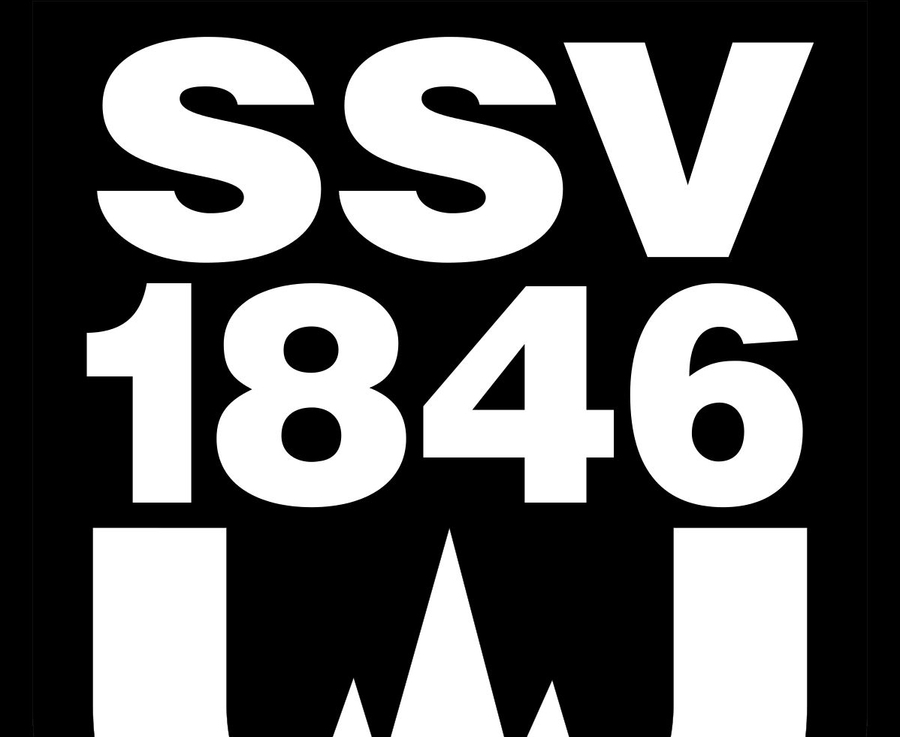 Schwarzes Schild mit SSV 1846 Schriftzug und stilisierter Bergspitze