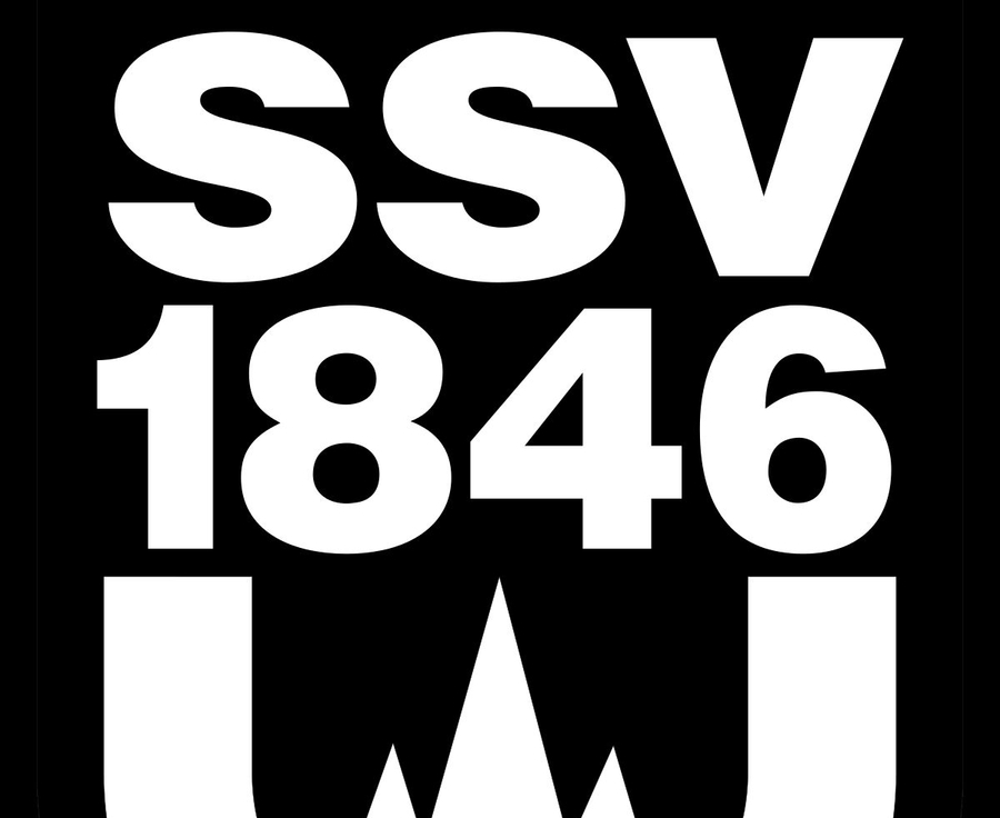 Schwarzes Schild mit SSV 1846 Schriftzug und stilisierter Bergspitze