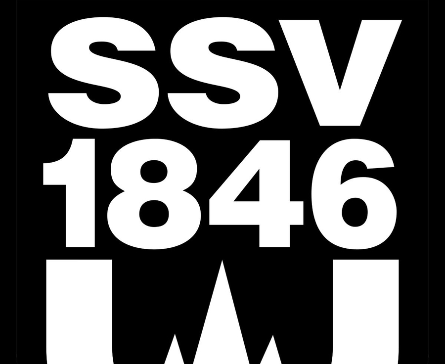 Schwarzes Schild mit SSV 1846 Schriftzug und stilisierter Bergspitze