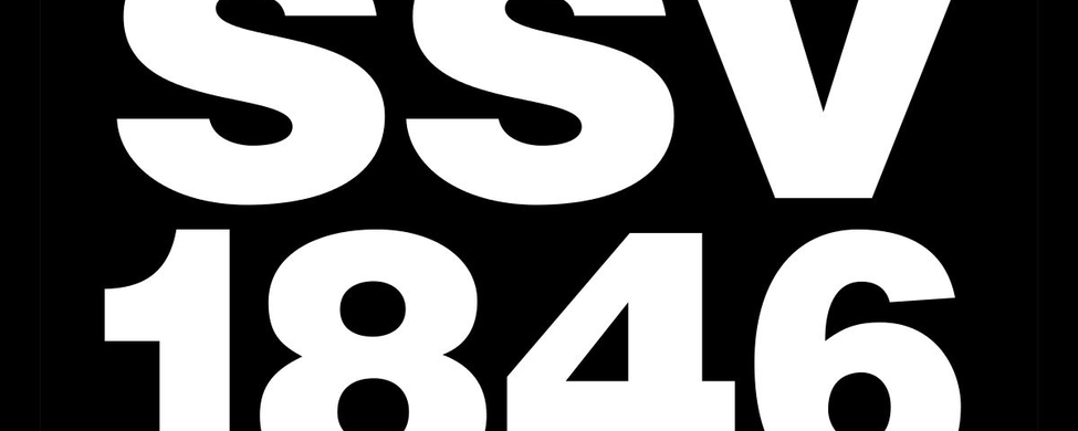 Schwarzes Schild mit SSV 1846 Schriftzug und stilisierter Bergspitze