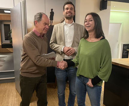 Ehrung Anke Beranek (re.) 25 Jahre Mitarbeit SSV Ulm 1846 e.V. – Anke Beranek (re.) mit Geschäftsführer Fabian Göggel und Vereinspräsident Willy Götz. Drei Personen bei Vereinsfeier Handschlag zwischen Mann und Frau