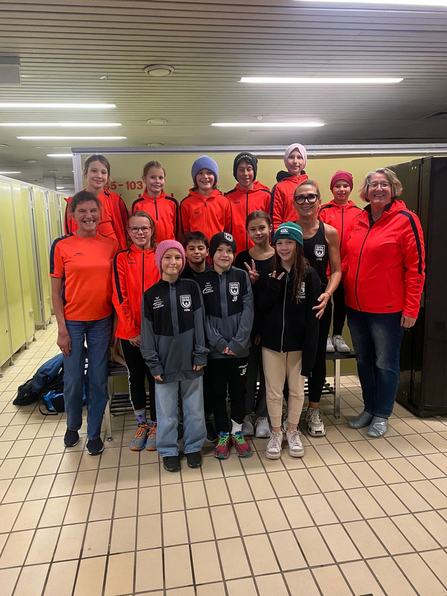 Jugendliche Schwimmerinnen und Schwimmer mit Trainerinnen beim Talentstützpunkt Ulm