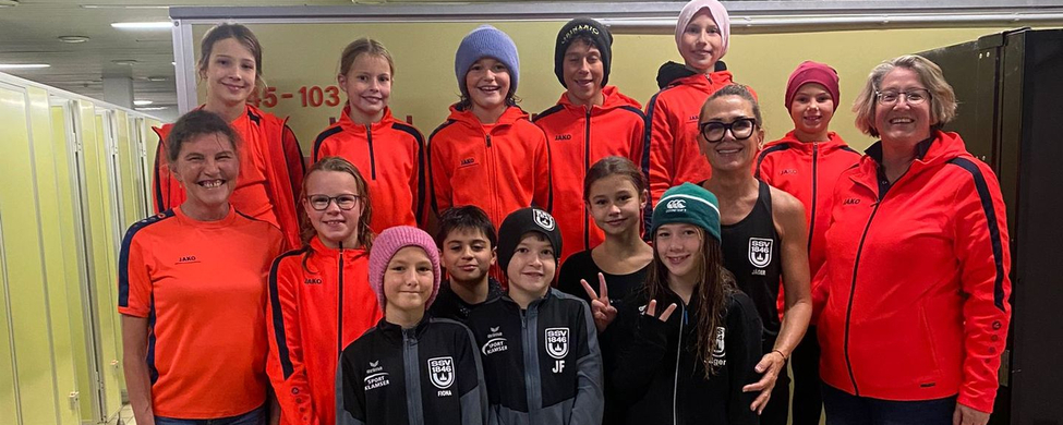 Jugendliche Schwimmerinnen und Schwimmer mit Trainerinnen beim Talentstützpunkt Ulm