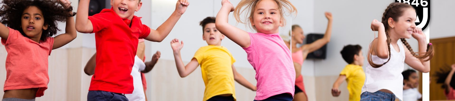 Kinder springen in Gymnastik- und Tanzstunde für 6 bis 10-Jährige
