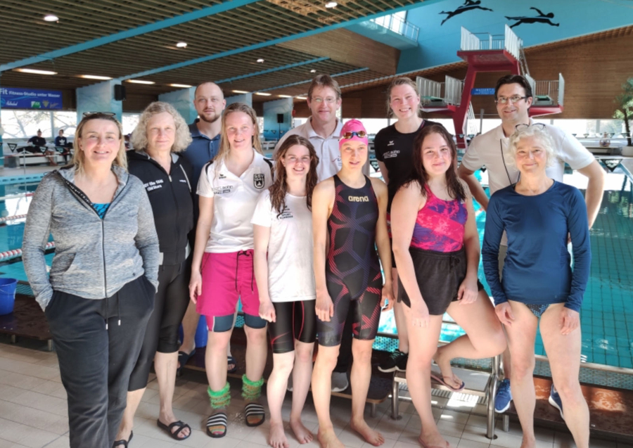 Gruppenbild der Masters-Schwimmerinnen und Betreuer am Hallenbadbecken
