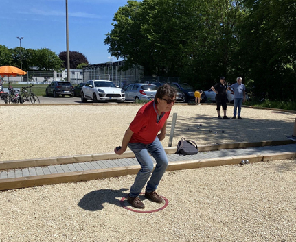 Teilnehmer beim Boulespiel auf neuem Bouleplatz