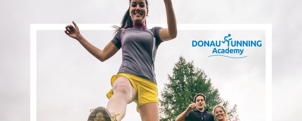 DONAURUNNING Academy - Seminare und Workshops ab Herbst für Läuferinnen und Läufer DONAURUNNING Academy Läufer springen über Fels im Gelände