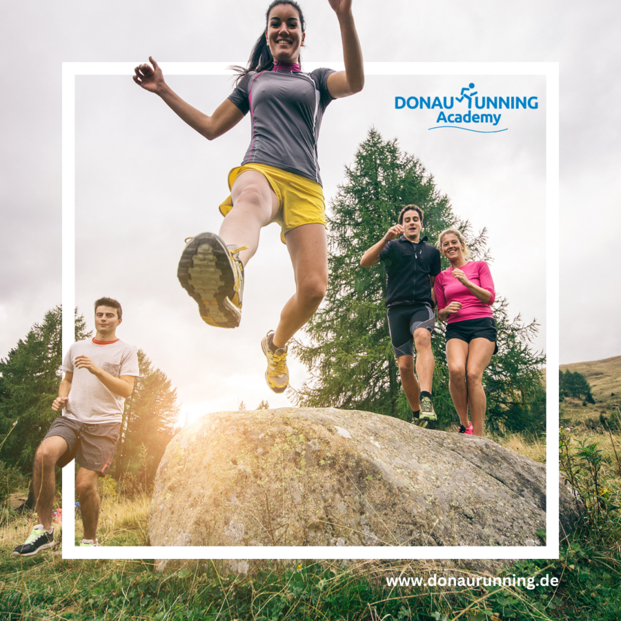 DONAURUNNING Academy - Seminare und Workshops ab Herbst für Läuferinnen und Läufer DONAURUNNING Academy Läufer springen über Fels im Gelände