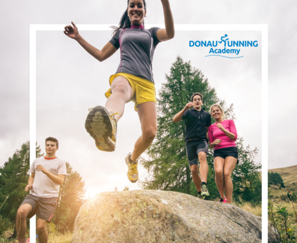 City Trail Run - 7-teiliges Seminar DONAURUNNING Academy DONAURUNNING Academy Läufer springen über Fels im Gelände