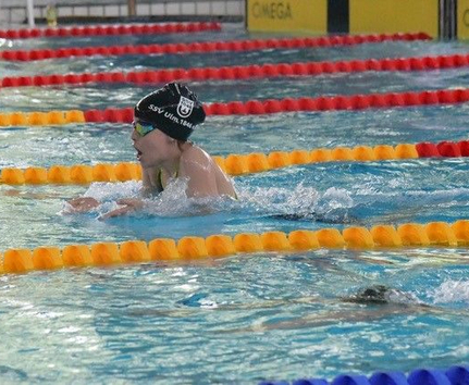 Nachwuchsschwimmer mit SSV Ulm 1846 Badekappe beim Wettkampf