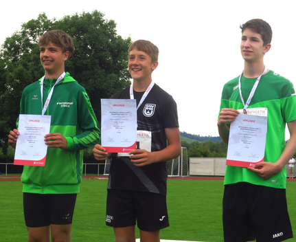 Silber für Lukas Gallmeier Drei U14-Leichtathleten auf Podium mit Urkunden und Medaillen