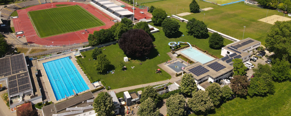 Luftaufnahme Sportanlage mit Leichtathletikstadion, Freibad und Sportplätzen