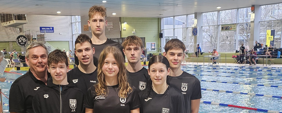 SSV Ulm 1846 Schwimmteam posiert am Wettkampfbecken