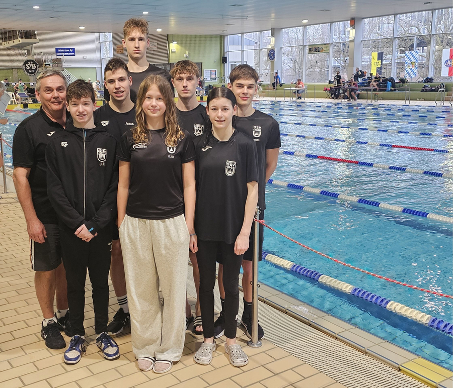 SSV Ulm 1846 Schwimmteam posiert am Wettkampfbecken