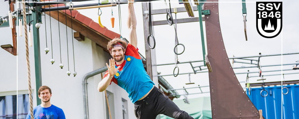 Teilnehmer hängt einarmig am Ninja Warrior Parcours SSV 1846