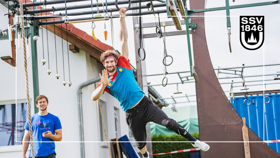 Teilnehmer hängt einarmig am Ninja Warrior Parcours SSV 1846