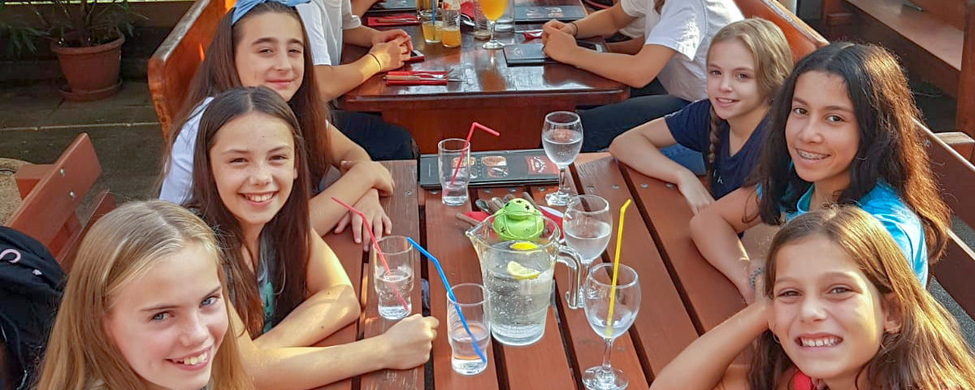 Turnerinnen des Leistungszentrums Ulm beim gemeinsamen Essen im Sommerlehrgang in Györ