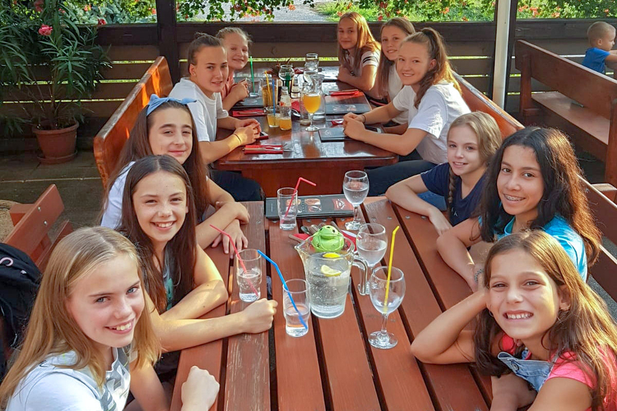 Turnerinnen des Leistungszentrums Ulm beim gemeinsamen Essen im Sommerlehrgang in Györ