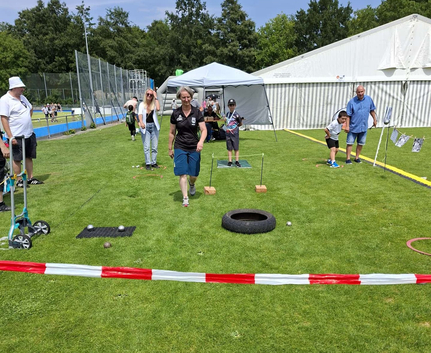 SSV Schwörsporttag Boulespiel auf Rasen mit Personen und Zelt