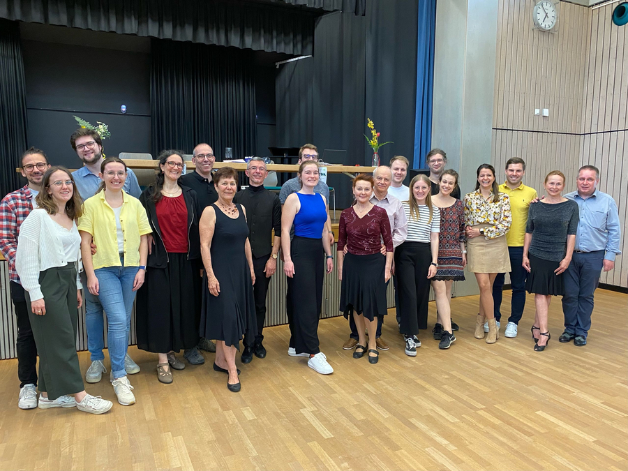 Gruppe von Tänzerinnen und Tänzern nach Tanzabzeichenprüfung in Gemeinschaftshalle