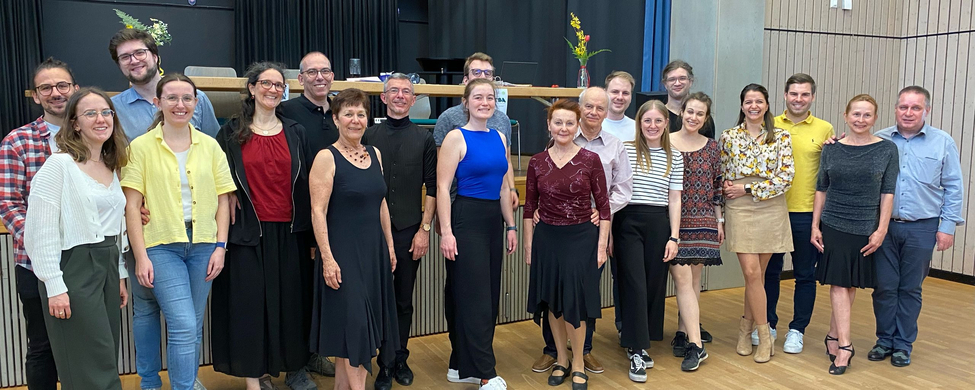Gruppe von Tänzerinnen und Tänzern nach Tanzabzeichenprüfung in Gemeinschaftshalle