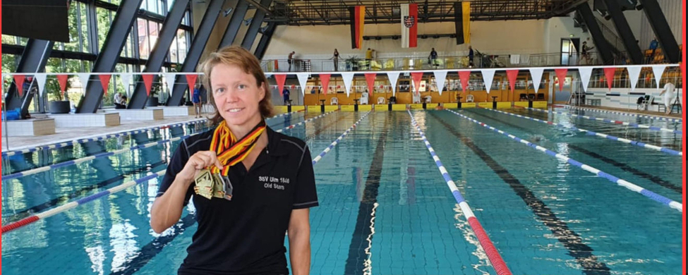 Schwimmerin am Beckenrand mit Medaillen, Trikot SSV Ulm 1846 Old Stars