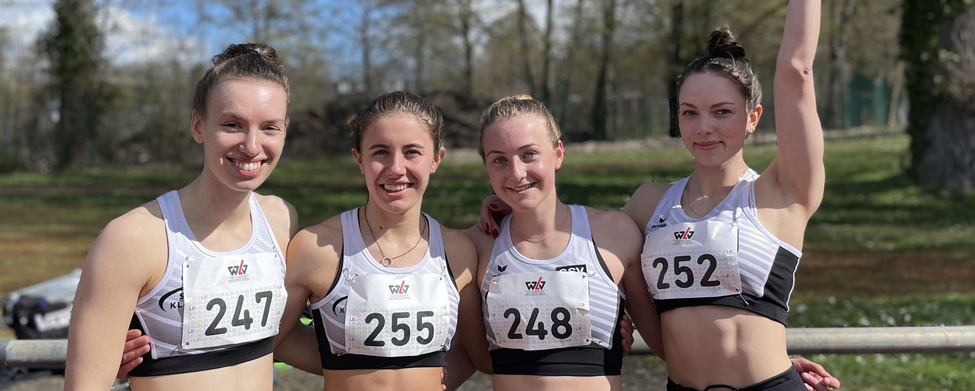 Vier Staffelathletinnen mit Staffelstab und Startnummern 247 255 248 252