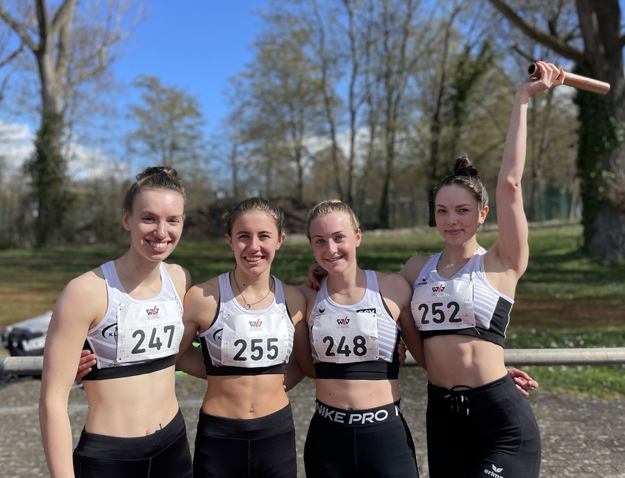 Vier Staffelathletinnen mit Staffelstab und Startnummern 247 255 248 252