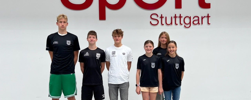 Sechs Athletinnen und Athleten des SSV Ulm vor SpOrt Stuttgart Schriftzug