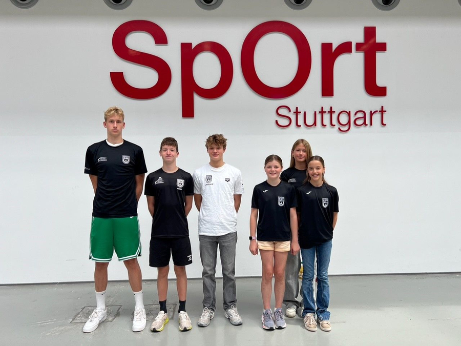 Sechs Athletinnen und Athleten des SSV Ulm vor SpOrt Stuttgart Schriftzug
