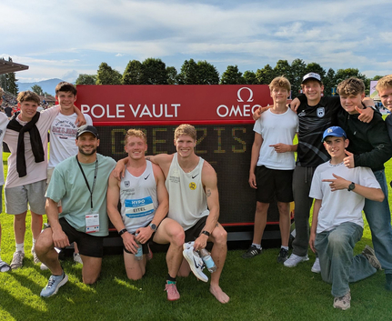 Athlet mit Bib EITEL kniend vor POLE VAULT Anzeigetafel