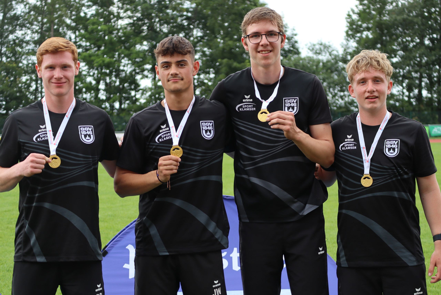 Wieder vorn: Benjamin Bosch, Julius Walter, Felix Schmidt und Hannes Klecker Vier U18-Athleten in SSV 1846-Trikots mit Goldmedaillen
