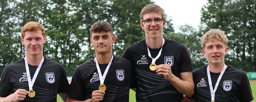 Wieder vorn: Benjamin Bosch, Julius Walter, Felix Schmidt und Hannes Klecker Vier U18-Athleten in SSV 1846-Trikots mit Goldmedaillen