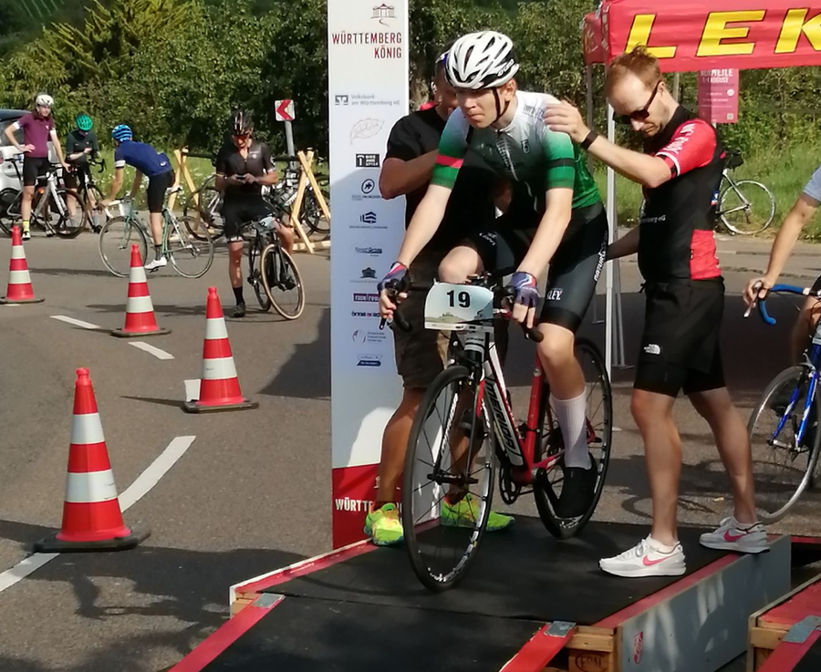 Radfahrer U19 mit Startnummer 19 auf Startplattform Württemberg König