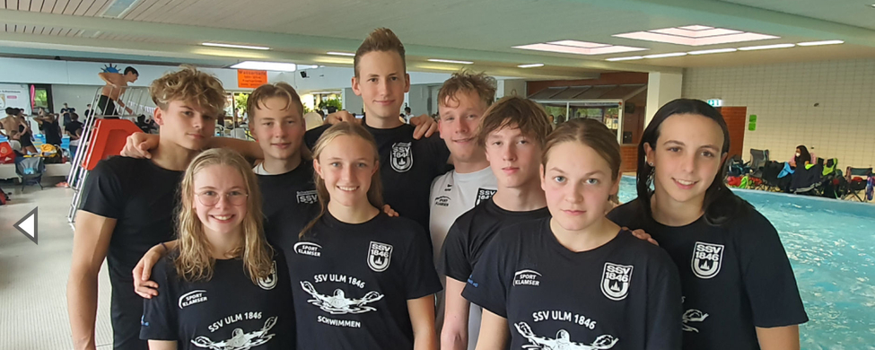 SSV Ulm 1846 Schwimmerinnen und Schwimmer im Gruppenporträt am Beckenrand