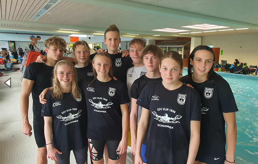 SSV Ulm 1846 Schwimmerinnen und Schwimmer im Gruppenporträt am Beckenrand