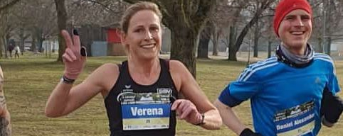 Läuferin mit Bib Verena zeigt V-Zeichen beim Marathon in Hannover