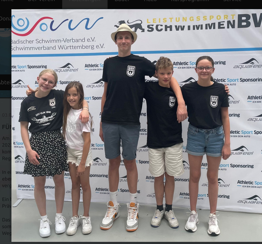 Fünf SSV Ulm Schwimmerinnen und Schwimmer lächelnd vor Sponsorenwand