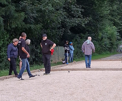Spieler und Zuschauer auf Bouleplatz beim Pokalspiel in Ulm