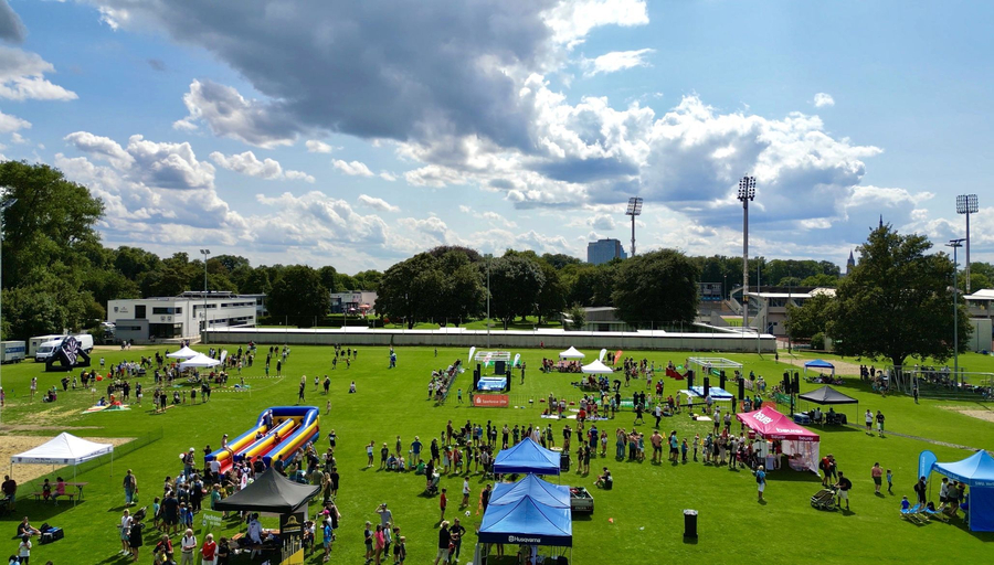 Vogelperspektive Schwörsporttag mit Ständen, aufblasbarer Rutsche und Besuchern